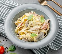 Феттуччине с цыпленком, грибами и ветчиной