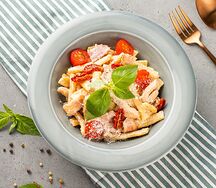 Паста казаречче с цыплёнком и беконом