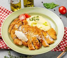Котолетта с пюре и соусом пармезан