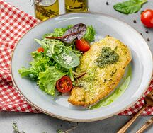 Стейк из куриной грудки с микс салатом и песто
