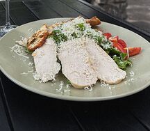 Салат Цезарь с курицей 