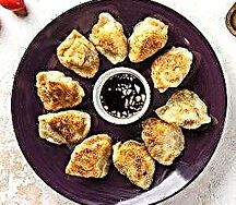 Жареные вареники с домашним картофелем с грибным соусом