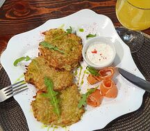 Картофельные драники с лососем