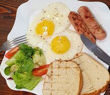 Глазунья с сосисками
