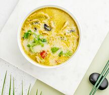 Тайский суп зелёный карри с грибами и курицей острый