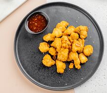 Попкорн из курицы с соусом сладкий чили