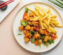 Цыпленок криспи в кисло-сладком соусе с картофелем фри