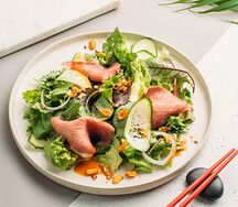 Салат с ростбифом и соусом Том Ям