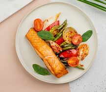 Стейк лосося с овощами терияки