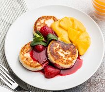 Сырники с манго и ягодным соусом