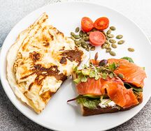 Бриошь с лососем и омлетом