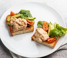 Тосты с куриным паштетом и зеленью