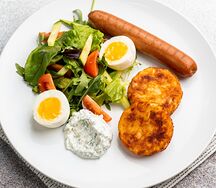 Драники с сосиской, яйцом и микс-салатом
