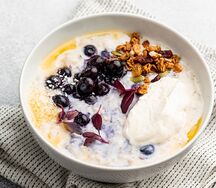 Каша овсяная с черникой и ванильным муссом