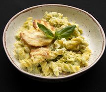 Паста с курицей и песто