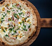 Пицца с куриной грудкой и зеленым луком