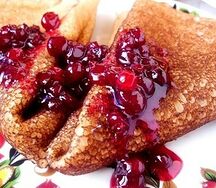 Блины: с брусникой и мед