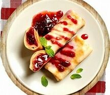 Блины: вишня и клубника и шоколад