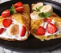 Блины и клубника и банан и творог и мед