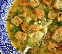 Вкусный куриный суп и гренки и укроп и майонез