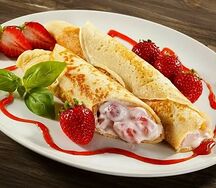 Блины: клубника в сахаре и творог