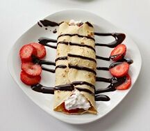 Блины: клубника и творог и шоколад