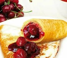 Блины вишня, сгущенка и шоколад
