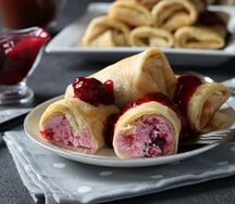 Блины: вишня и творог и карамель
