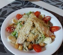 Салат Цезарь с курицей