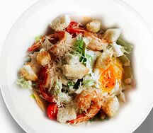 Салат Цезарь с креветками