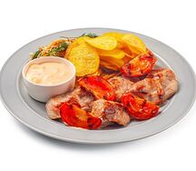 Шашлык из cвинoй вырезки с томатами