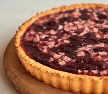 Пирог песочный с вишней и яблоком
