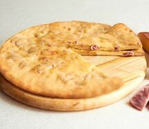 Пирог с сыром и ветчиной