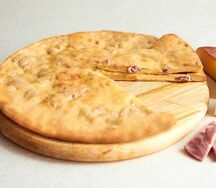 Пирог с сыром и ветчиной