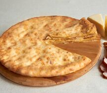Пирог с сыром и копчёной курицей