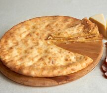 Пирог с сыром и копчёной курицей