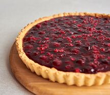 Пирог песочный с вишней и брусникой