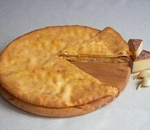 Пирог осетинский с сыром и чесноком