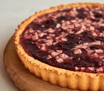 Пирог песочный с вишней и яблоком