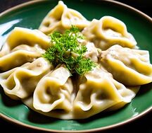 Вареники с творогом, полевым чесноком и сметаной