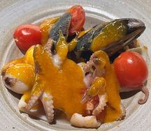 Салат с морепродуктами с соусом манго-чили