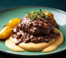 Щечки в сливочном соусе с картофелем