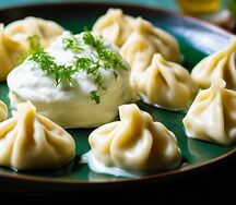 Вареники с картофелем, шкварками и грибным соусом
