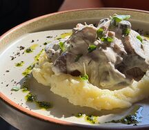 Буженина, запеченная с пюре и соусом из грибов