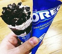Мороженое в рожке орео
