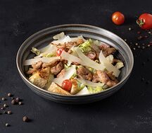 Салат Цезарь с курицей