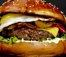 Бургер с хрустящим беконом и мраморной телятиной