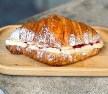 С кокосовым кремом и вишней