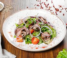 Салат с ростбифом