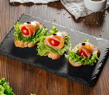 Брускетты с лососем